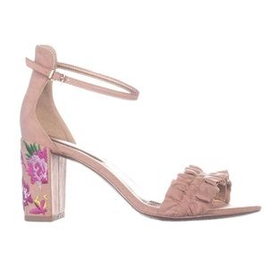 Kenneth Cole Reaction rise ruffle shoes embroidered detail pink size 8.5 NWOT